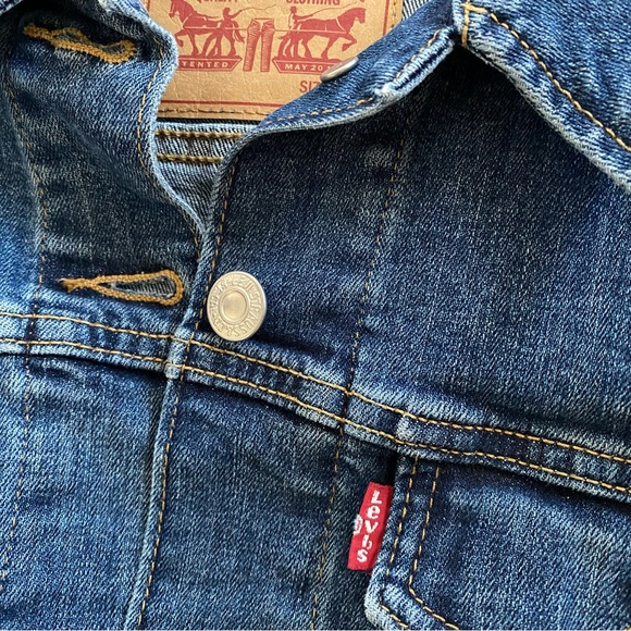 Levi’s Classic Denim Trucker Jacket Effortless Cool Vibe | M - Picture 3 of 9